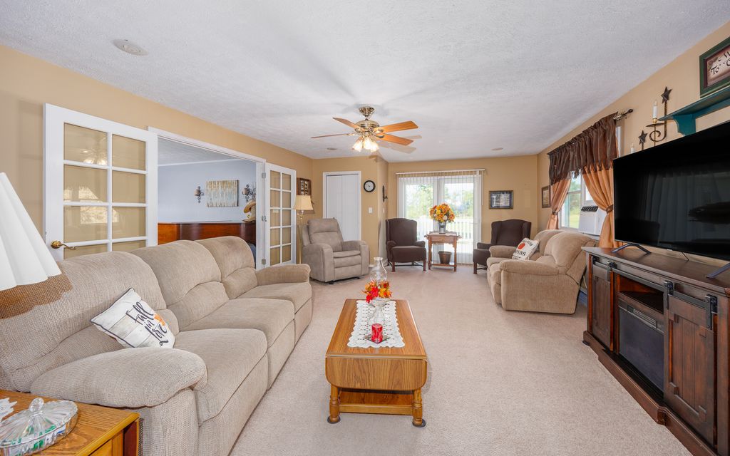 Image 11 of property listing at 2217 Mercer Farm Road, Centralia, IL 62801