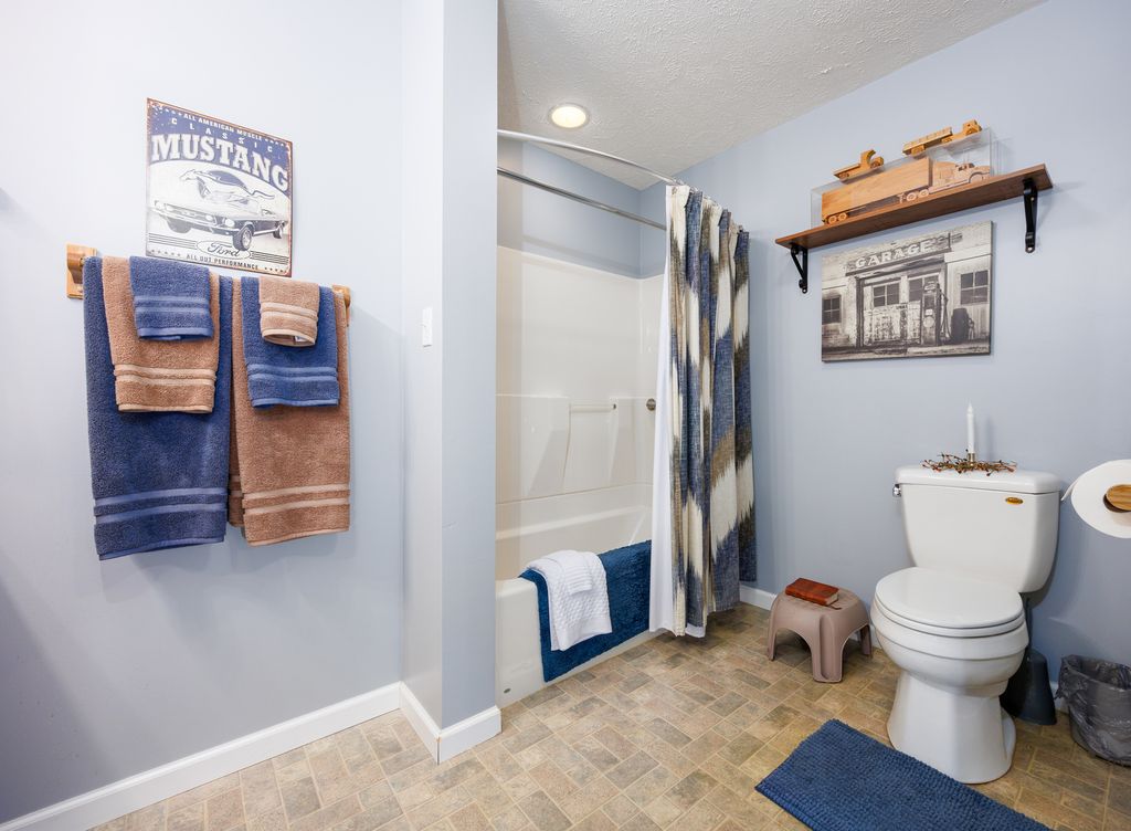 Image 15 of property listing at 2217 Mercer Farm Road, Centralia, IL 62801