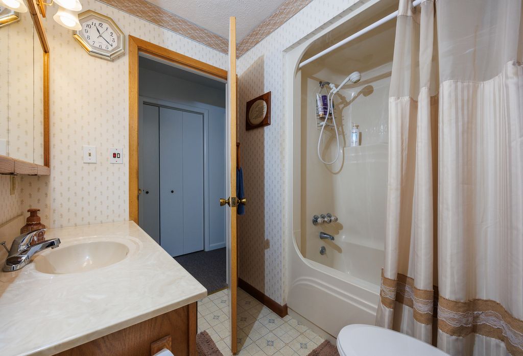 Image 18 of property listing at 2217 Mercer Farm Road, Centralia, IL 62801