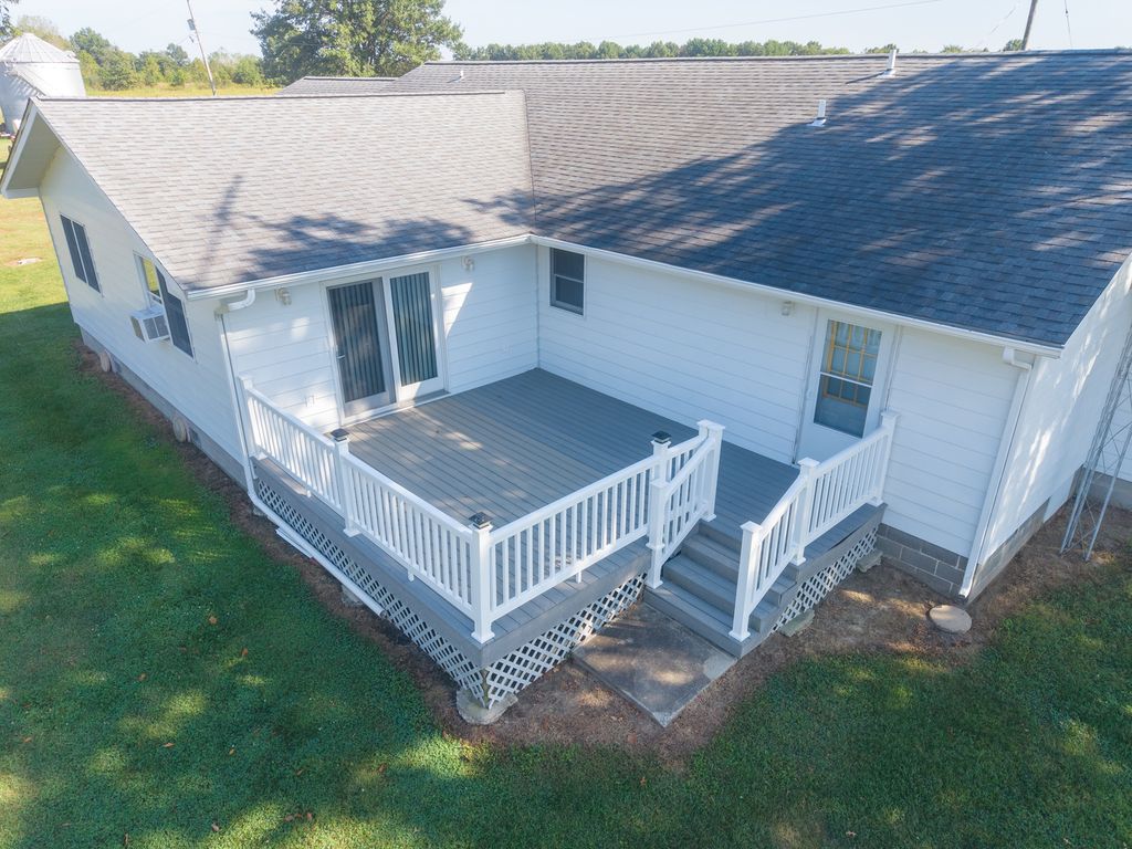 Image 3 of property listing at 2217 Mercer Farm Road, Centralia, IL 62801