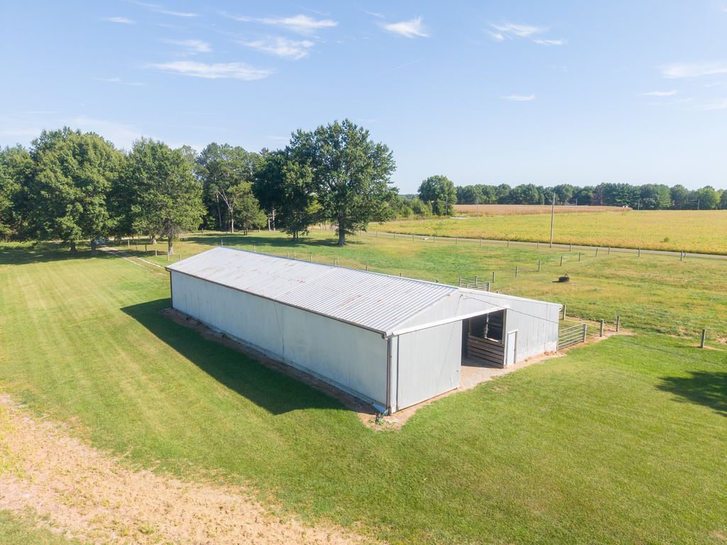Image 24 of property listing at 2217 Mercer Farm Road, Centralia, IL 62801