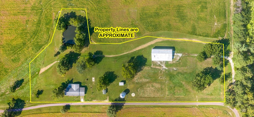Image 4 of property listing at 2217 Mercer Farm Road, Centralia, IL 62801