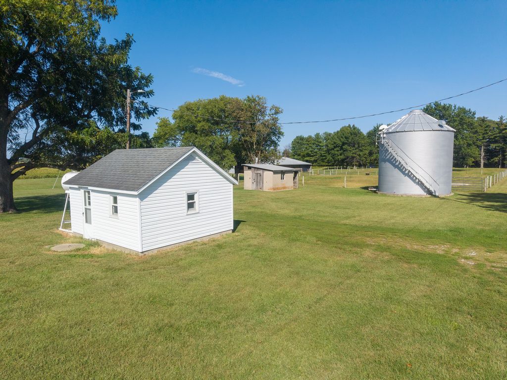 Image 32 of property listing at 2217 Mercer Farm Road, Centralia, IL 62801
