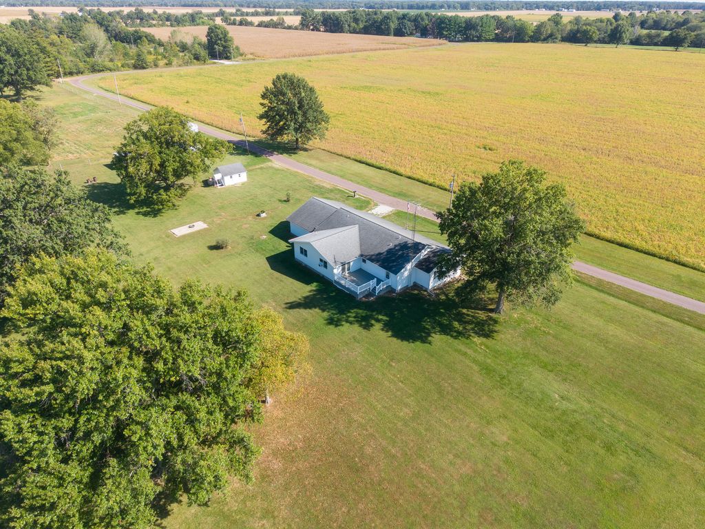 Image 34 of property listing at 2217 Mercer Farm Road, Centralia, IL 62801