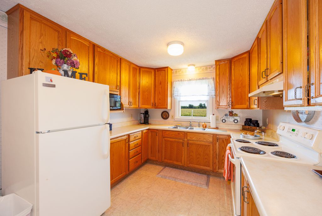 Image 5 of property listing at 2217 Mercer Farm Road, Centralia, IL 62801