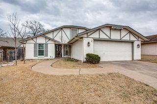2 Preston Trail Court, Pantego, TX 76013