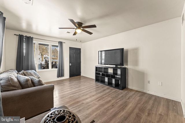 611 S 9TH ST, Perkasie, PA 18944