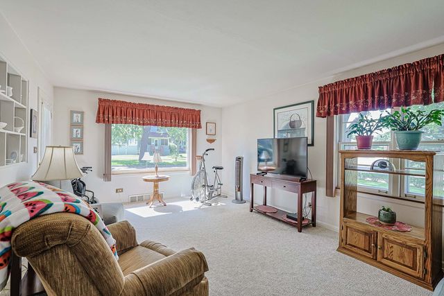 325 S Lodge Lane, Lombard, IL 60148