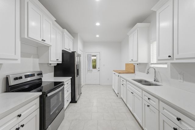 7618 Bit, Elmendorf, TX 78112