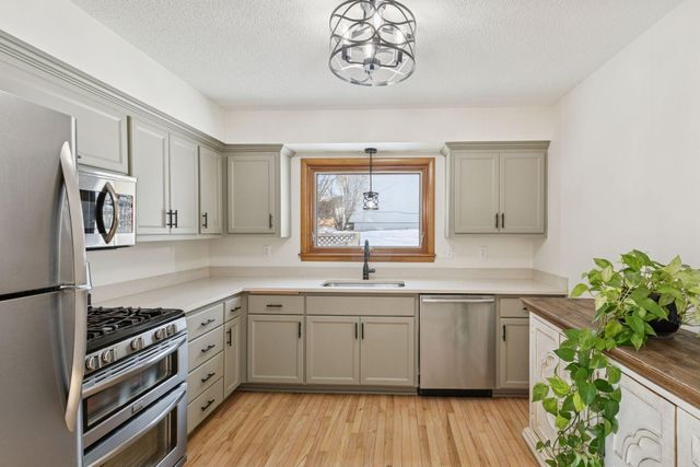 8301 34th Avenue N, New Hope, MN 55427