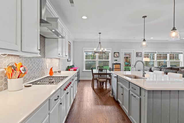 558 Deer Valley Drive, Hixson, TN 37343