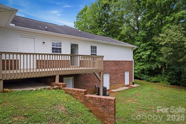 2523 26th Avenue NE, Hickory, NC 28601