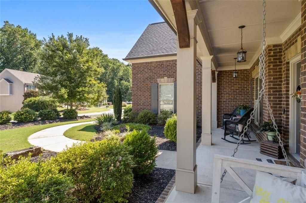 Image 5 of property listing at 6910 Concord Brook Lane, Cumming, GA 30028