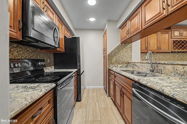 37143 Clubhouse Drive, Sterling Heights, MI 48312