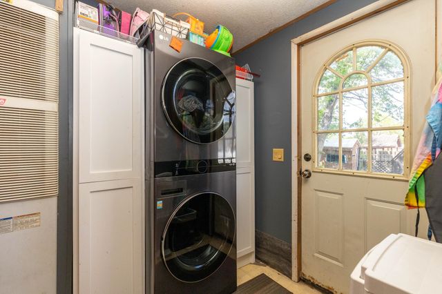 438 Saturn Ave, Salina, KS 67401