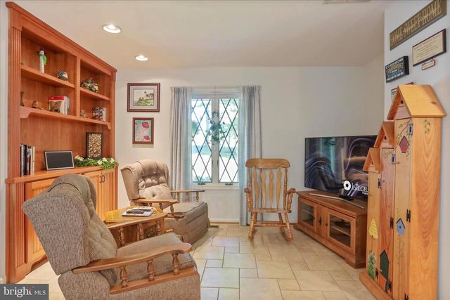 9387 COVENANT HILL LN, Marshall, VA 20115