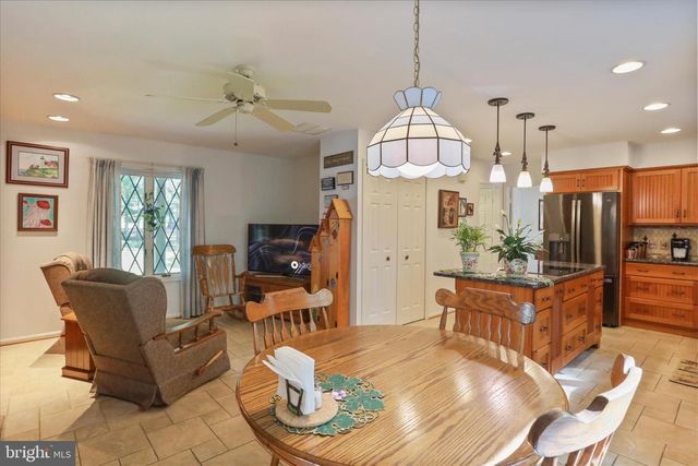 9387 COVENANT HILL LN, Marshall, VA 20115