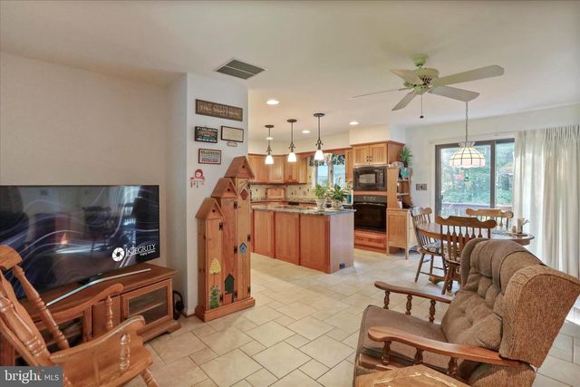 9387 COVENANT HILL LN, Marshall, VA 20115