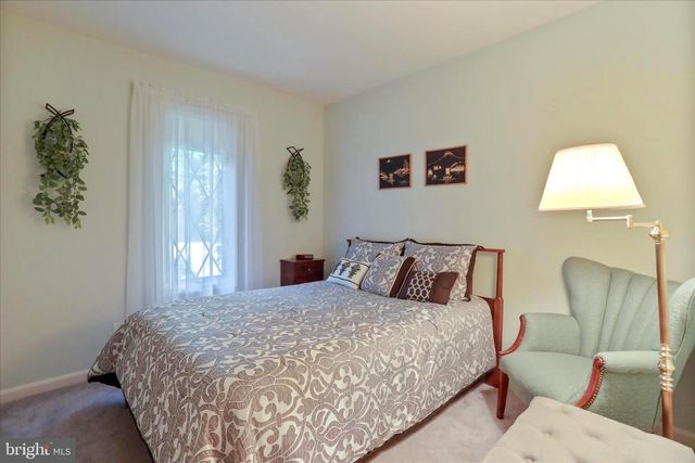 9387 COVENANT HILL LN, Marshall, VA 20115