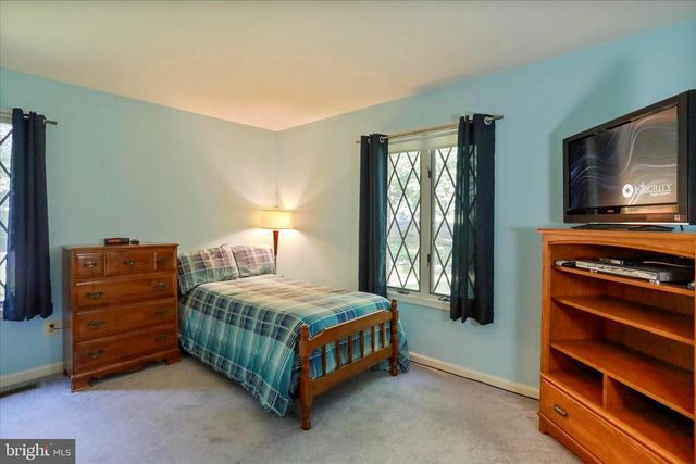 9387 COVENANT HILL LN, Marshall, VA 20115