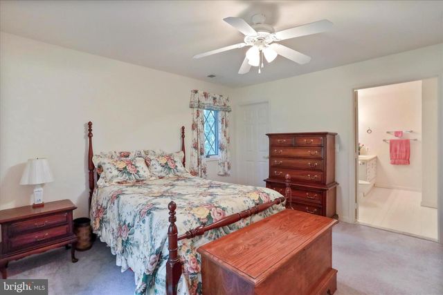 9387 COVENANT HILL LN, Marshall, VA 20115