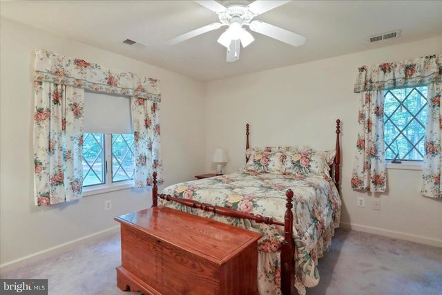 9387 COVENANT HILL LN, Marshall, VA 20115