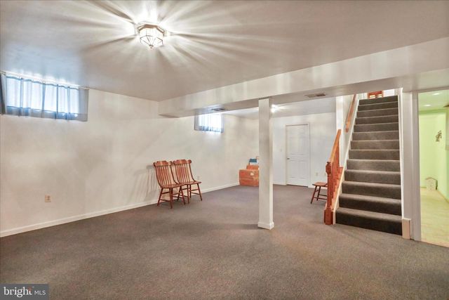 9387 COVENANT HILL LN, Marshall, VA 20115