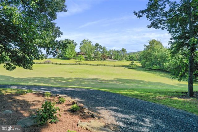 9387 COVENANT HILL LN, Marshall, VA 20115