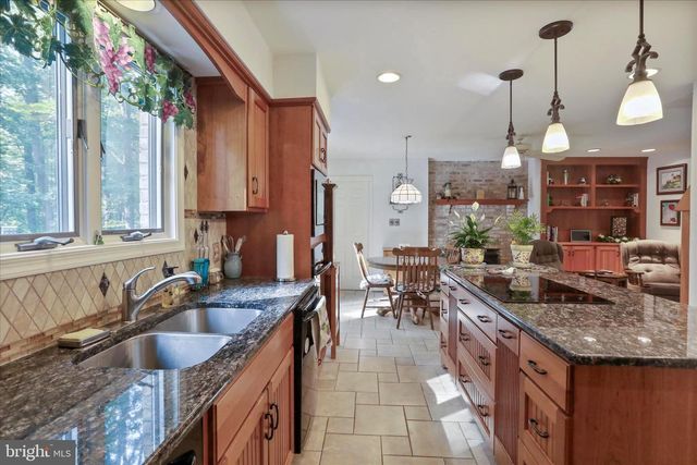 9387 COVENANT HILL LN, Marshall, VA 20115