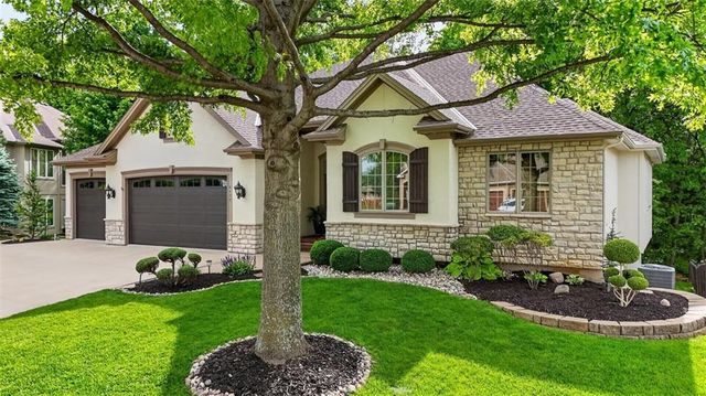 4404 NE Georgian Drive, Lee's Summit, MO 64064