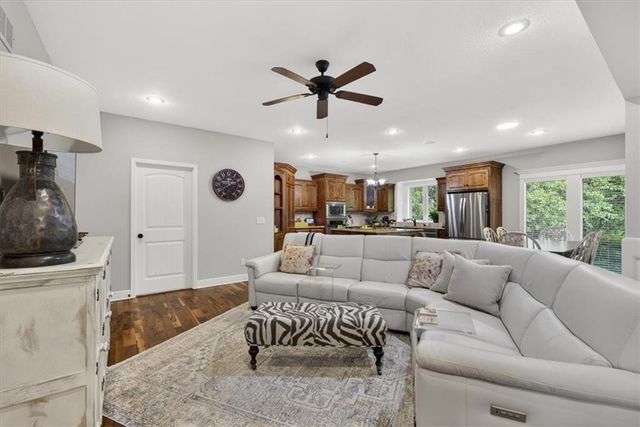 4404 NE Georgian Drive, Lee's Summit, MO 64064