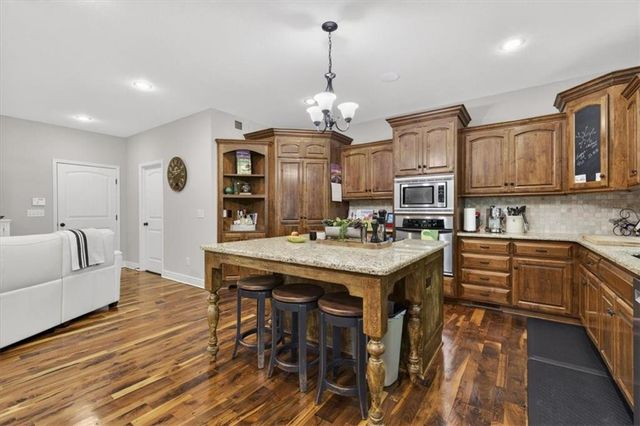 4404 NE Georgian Drive, Lee's Summit, MO 64064