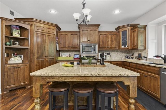 4404 NE Georgian Drive, Lee's Summit, MO 64064