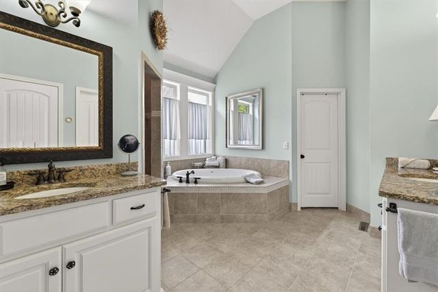 4404 NE Georgian Drive, Lee's Summit, MO 64064