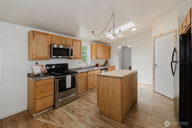 401 E Lk Devereaux Road, Allyn, WA 98524