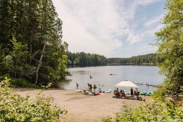 401 E Lk Devereaux Road, Allyn, WA 98524