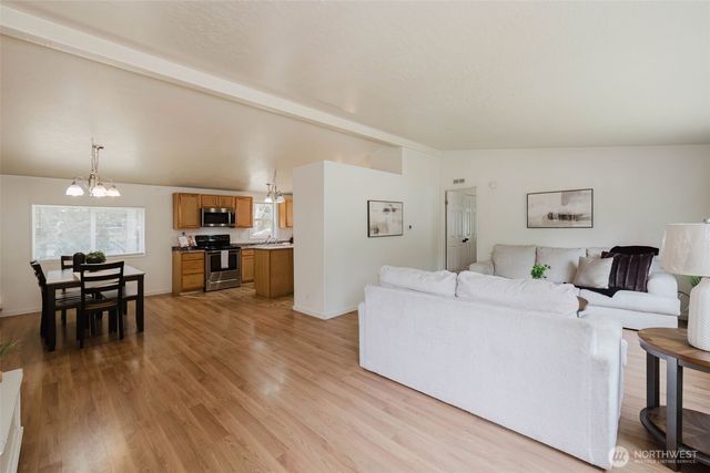 401 E Lk Devereaux Road, Allyn, WA 98524
