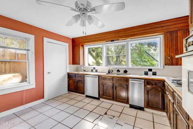 718 Signal Street, Ocean Springs, MS 39564