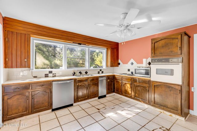 718 Signal Street, Ocean Springs, MS 39564