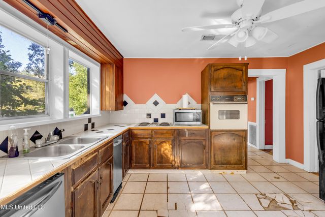 718 Signal Street, Ocean Springs, MS 39564