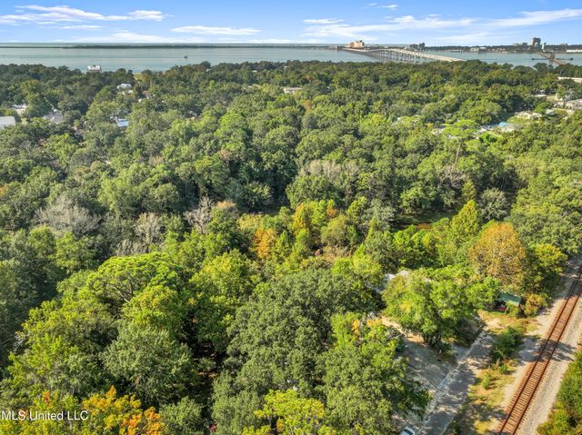 718 Signal Street, Ocean Springs, MS 39564