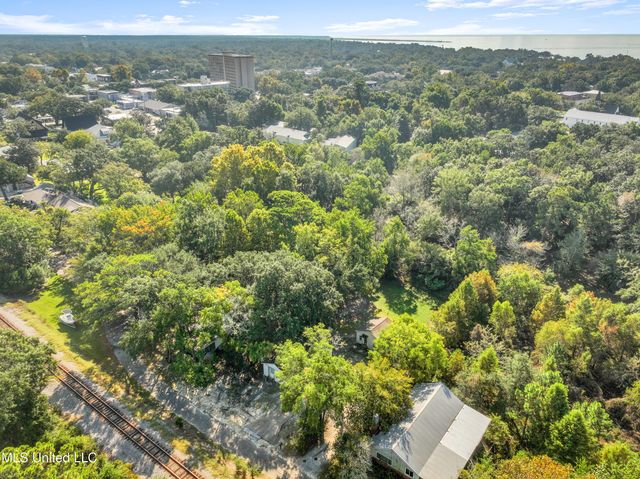 718 Signal Street, Ocean Springs, MS 39564