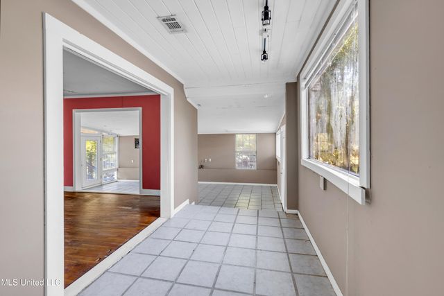 718 Signal Street, Ocean Springs, MS 39564