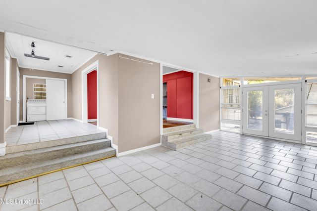 718 Signal Street, Ocean Springs, MS 39564