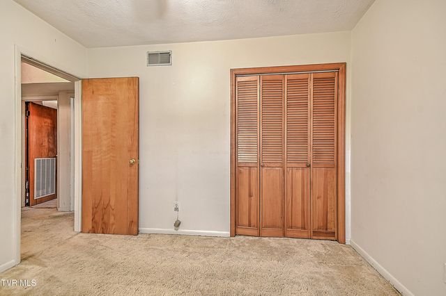 210 Farmstead Lane, Bristol, VA 24201