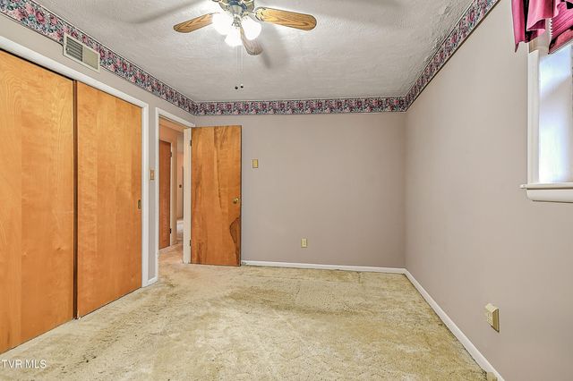 210 Farmstead Lane, Bristol, VA 24201