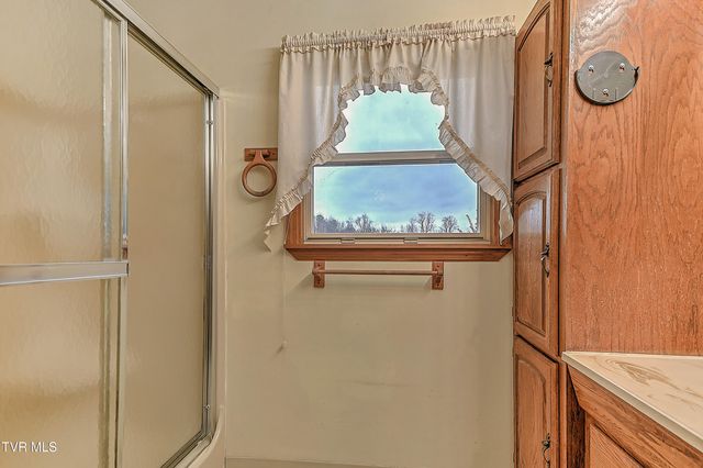 210 Farmstead Lane, Bristol, VA 24201