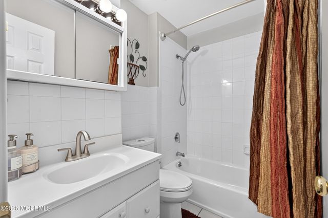 25 Willow Lane, Englishtown, NJ 07726