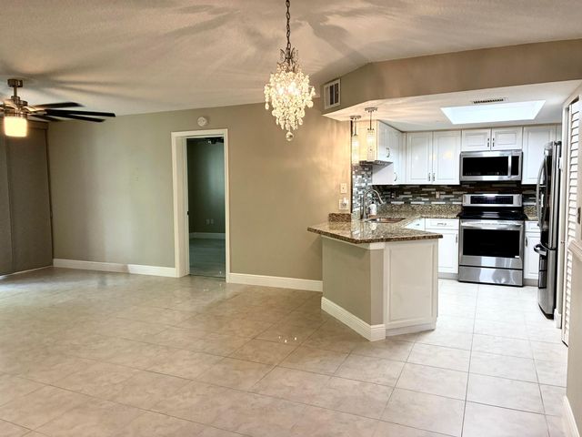 1000 CRESTWOOD Court S 1005, Royal Palm Beach, FL 33411