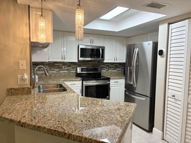 1000 CRESTWOOD Court S 1005, Royal Palm Beach, FL 33411